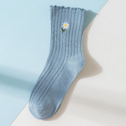 Высокие носки с оборками и вышивкой цветочка